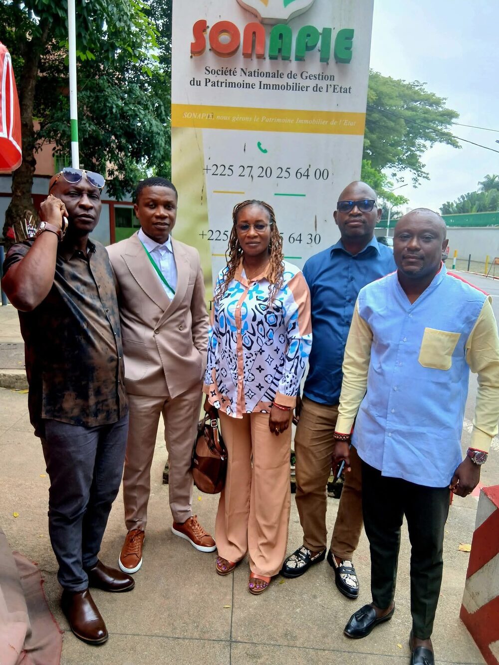 Délégation du MEDD devant le siège de la SONAPIE à Abidjan