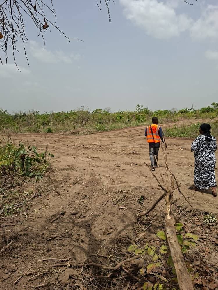 Réunion des camarades sur le site du projet de terrains à Yamoussoukro